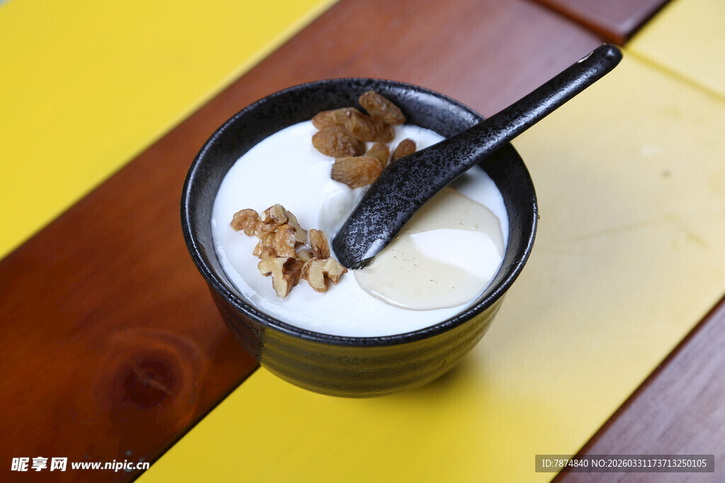 一碗美味酸奶配坚果