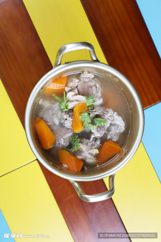 锅中炖煮的美味排骨胡萝卜