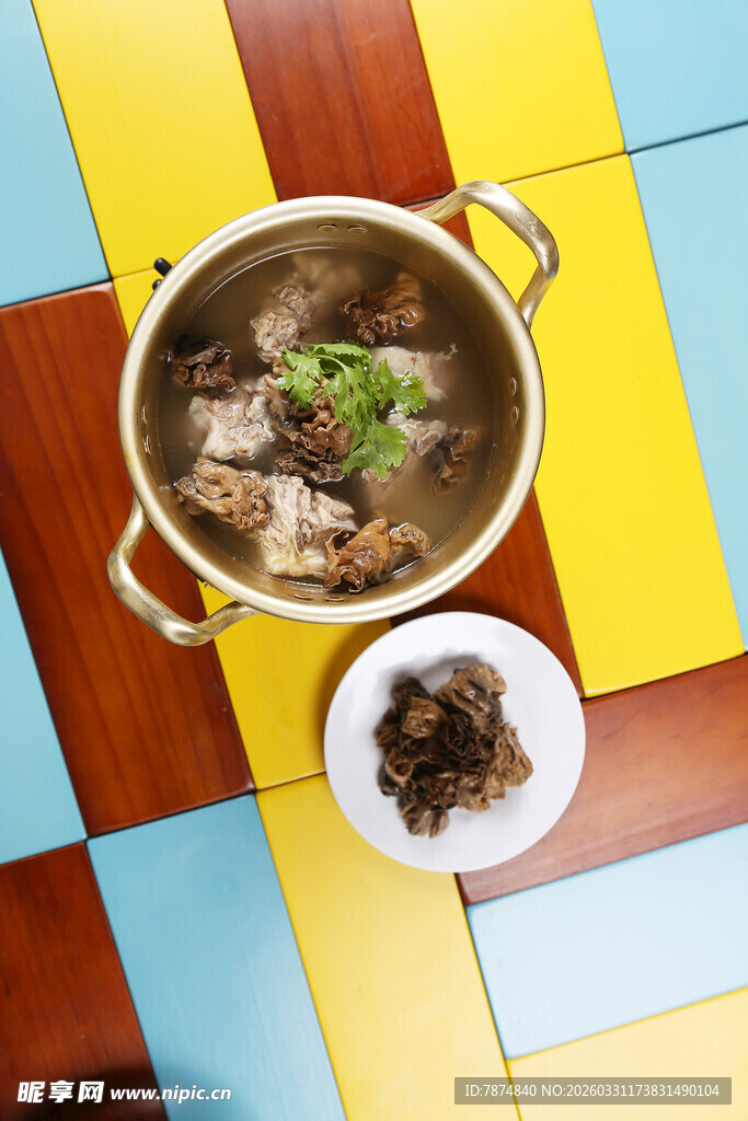 美味牛肉锅配小菜