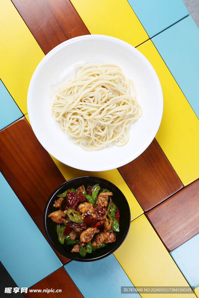 多彩盘面上的面条与配菜