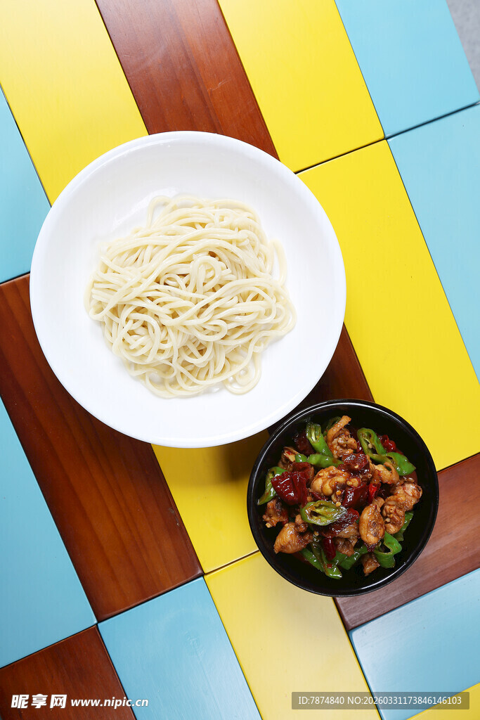 多彩背景上的面条与配菜