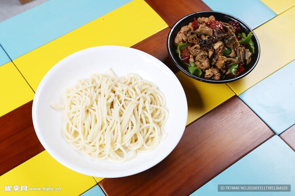 一碗素面与一碗配菜