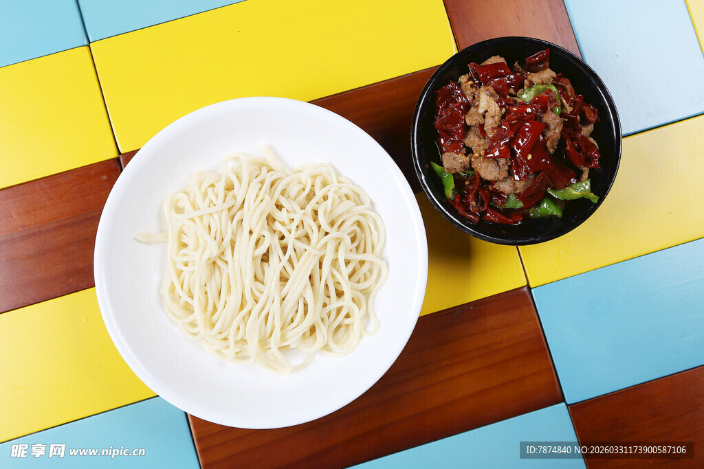 一碗面条配特色酱料