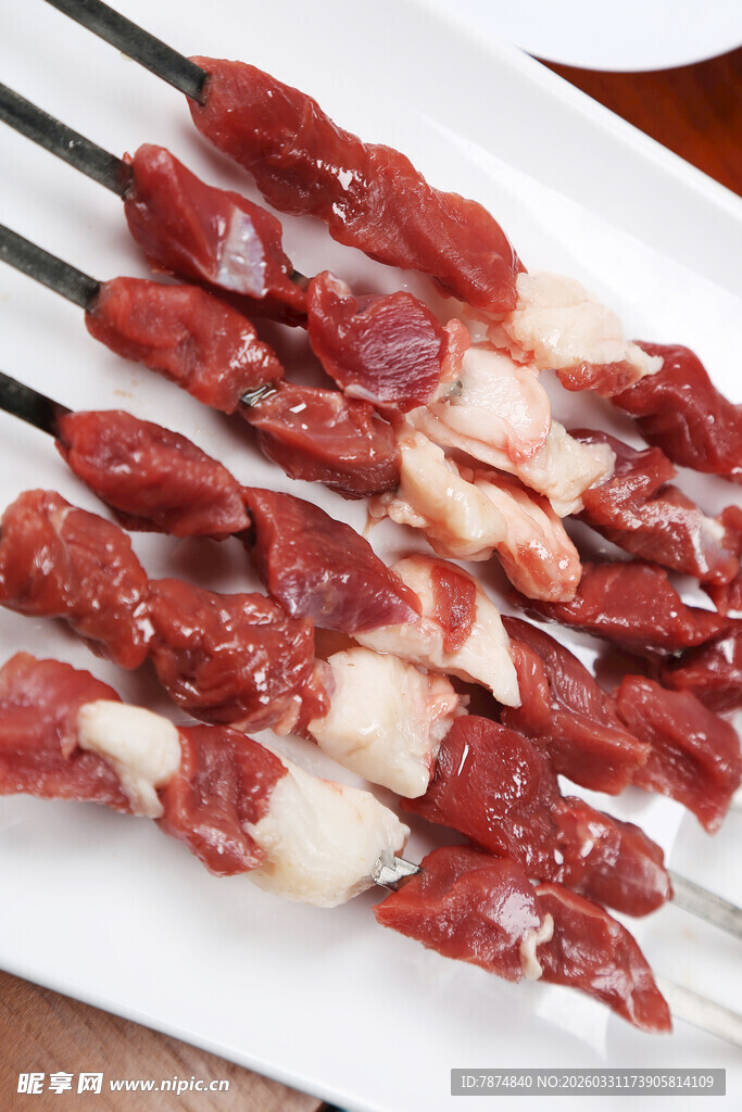 美味羊肉串待烤制