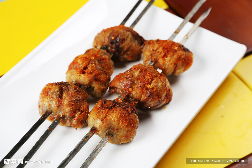 美味烤串摆于白色盘上