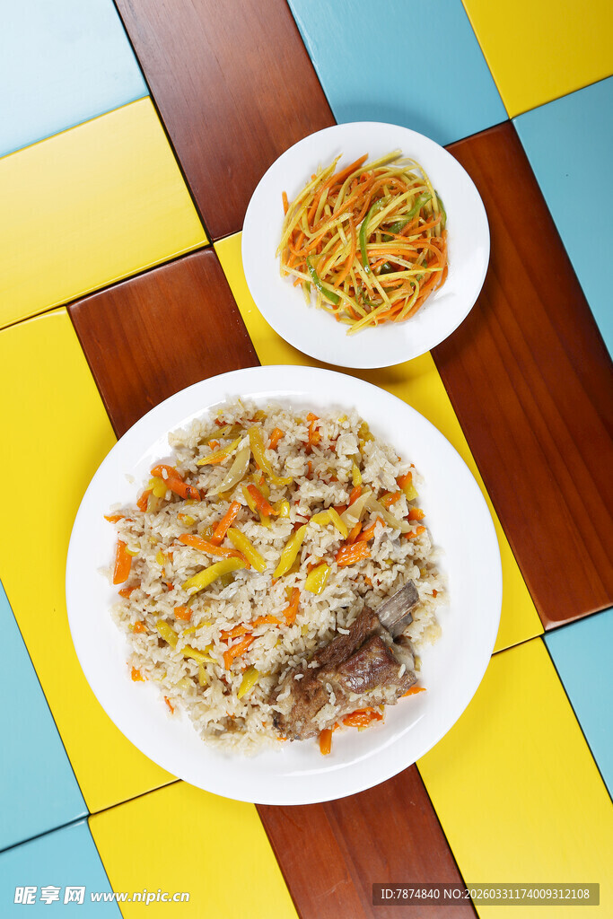 多彩盘中小炒与米饭美食