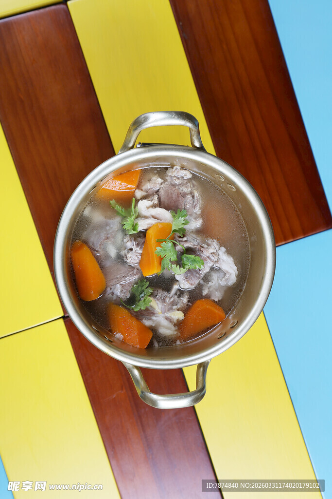 锅中美味蔬菜汤