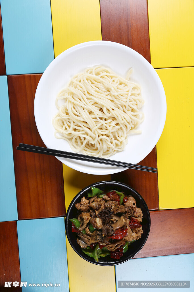 多彩背景下的面条与配菜