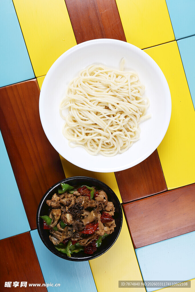 多彩背景上的面条与配菜