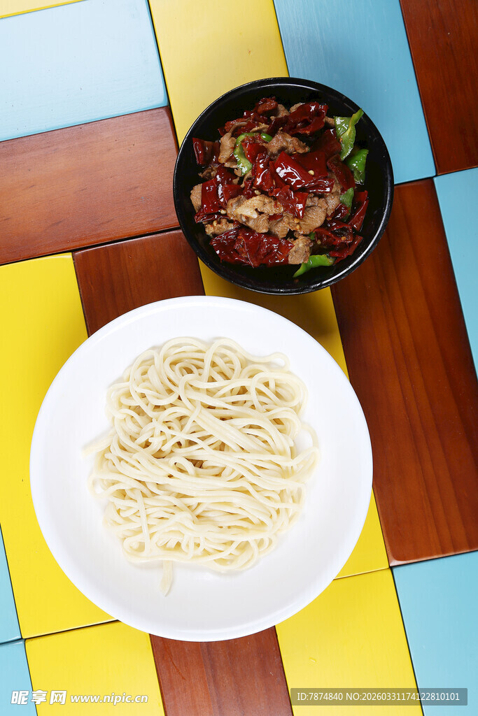 多彩面食与酱料搭配摆盘