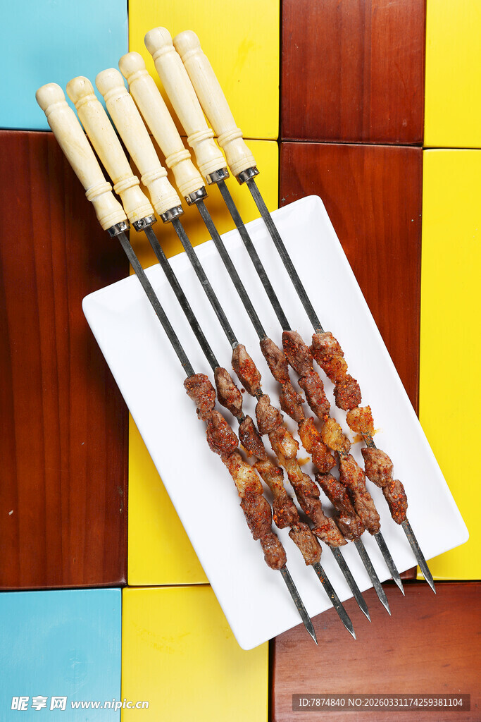 美味烤串摆放在多彩背景上