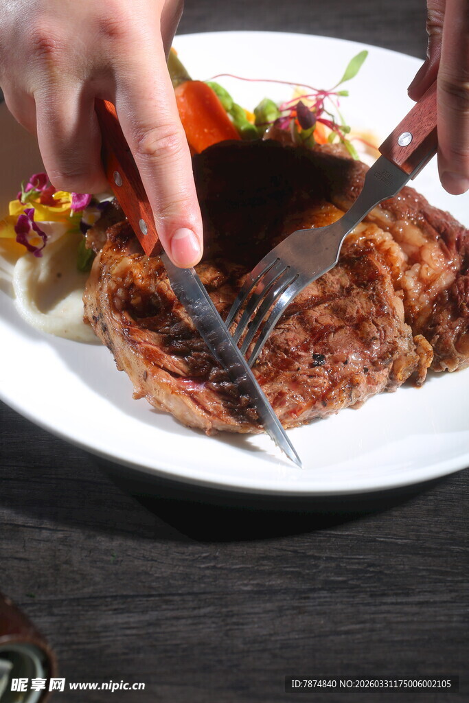 美味牛排正被优雅切割