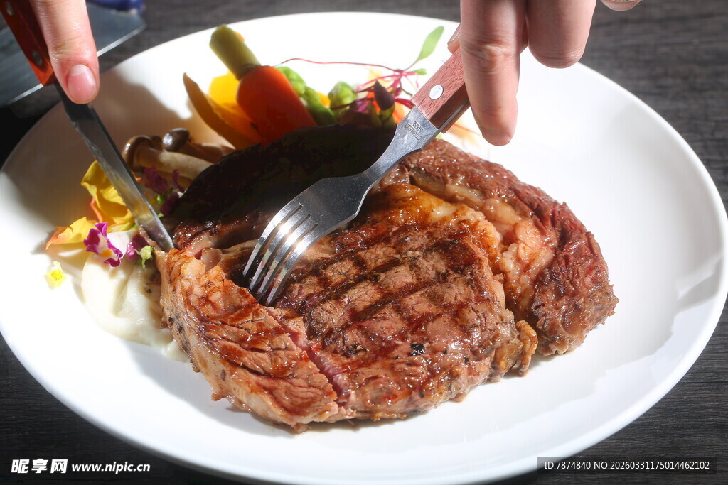 美味牛排待享用