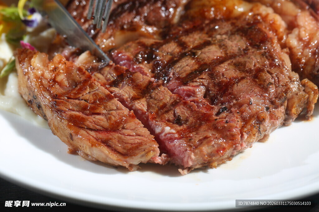 美味多汁的烤牛排