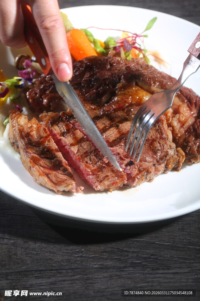 美味牛排待享用