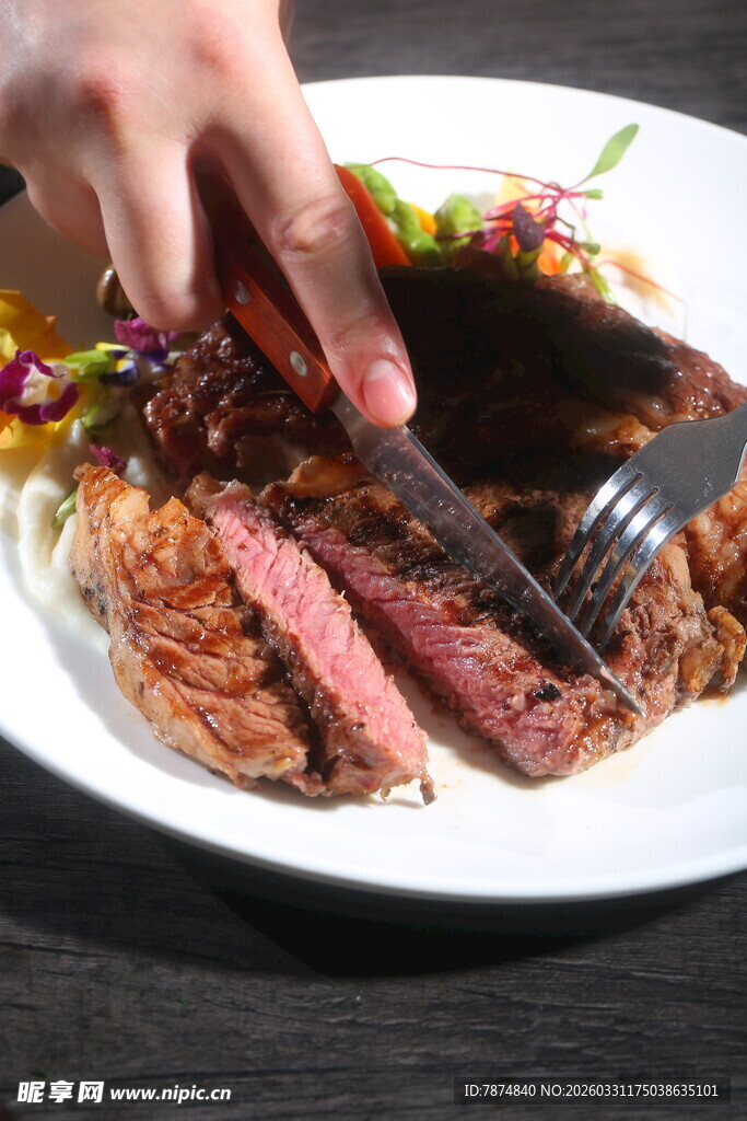 美味牛排切割瞬间