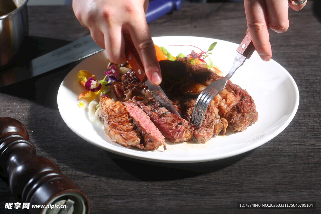 牛排切割瞬间