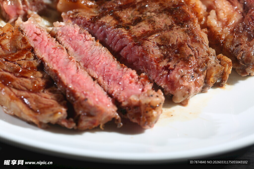 美味多汁的牛排切片