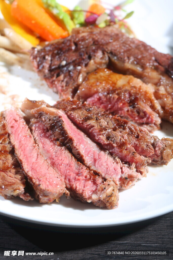 美味多汁的牛排大餐