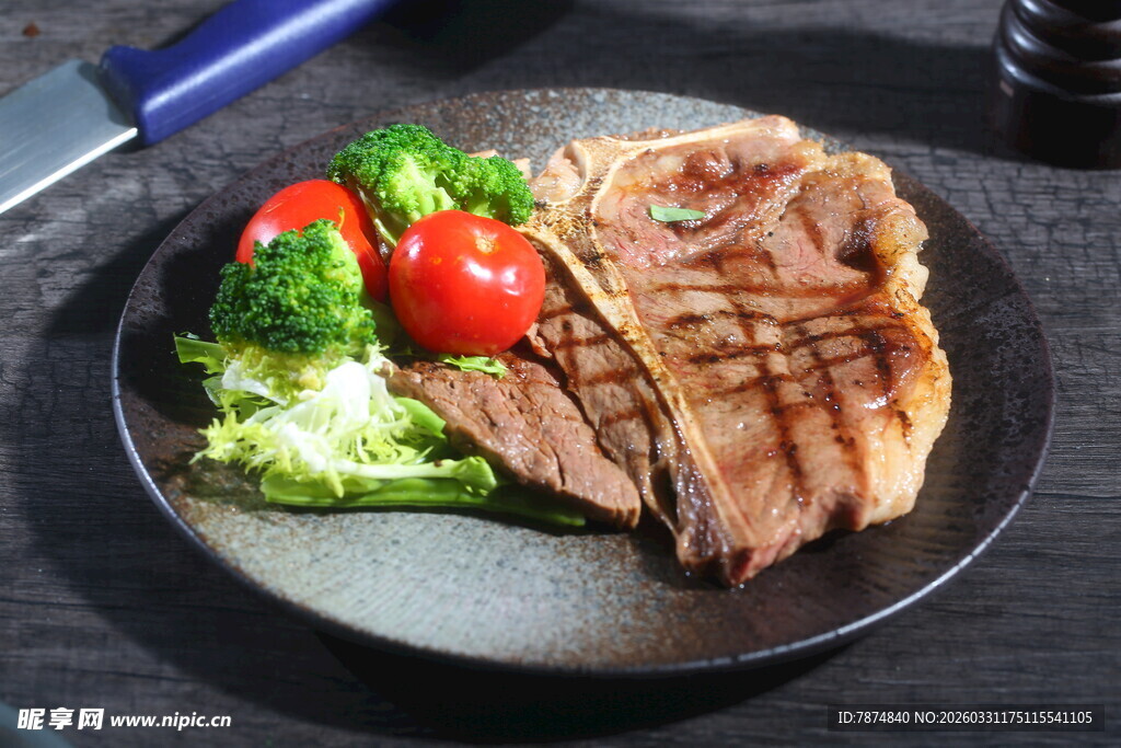 美味牛排配新鲜蔬菜