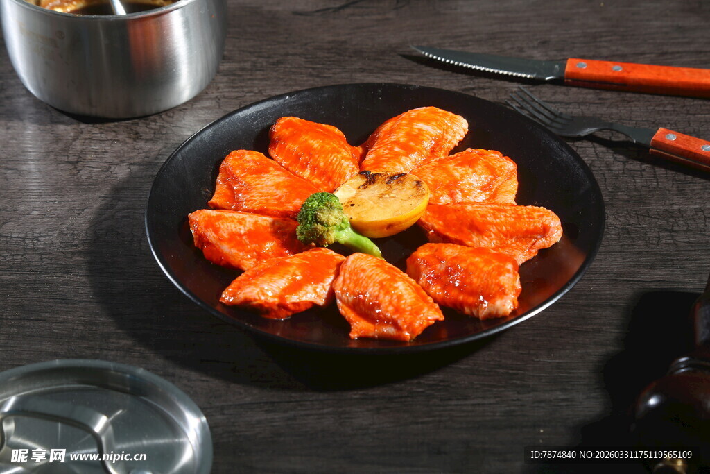 美味摆盘烤鸡翅