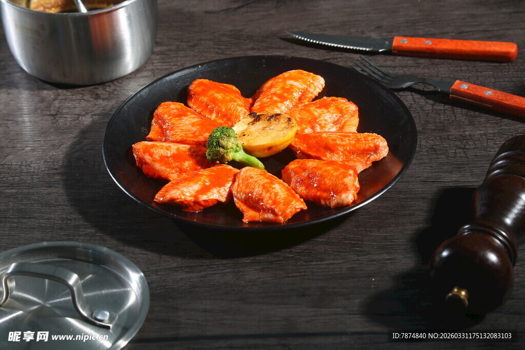 美味摆盘的烤鸡翅