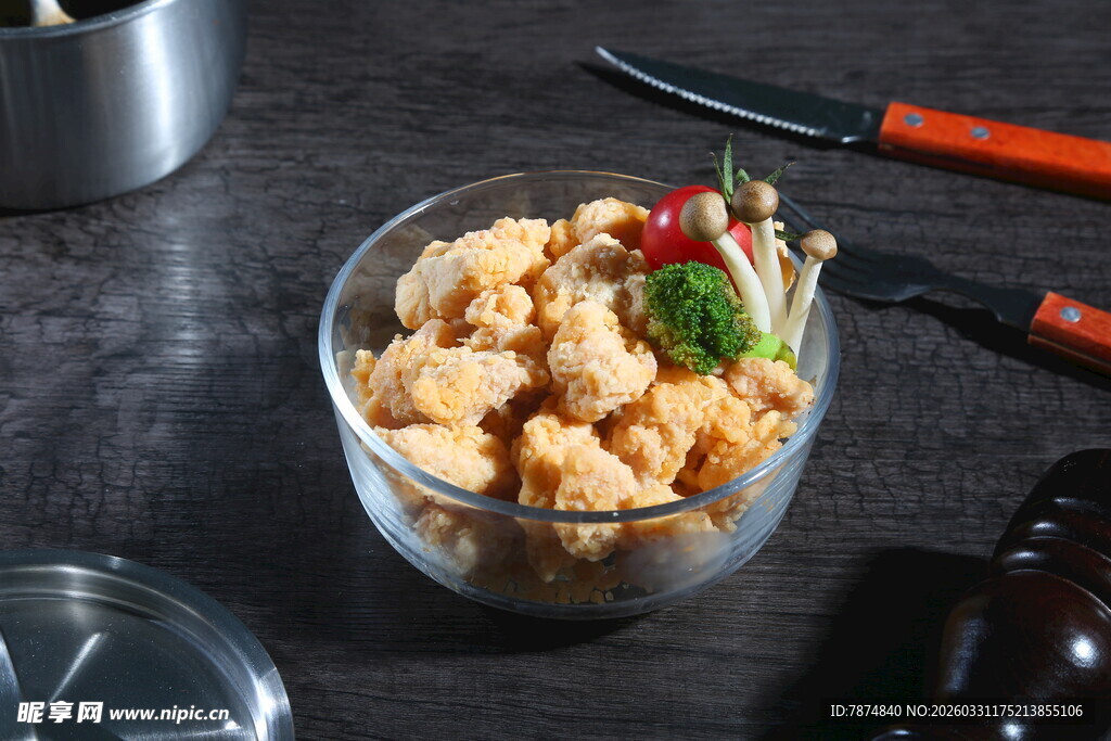 玻璃碗中的美味香酥鸡块