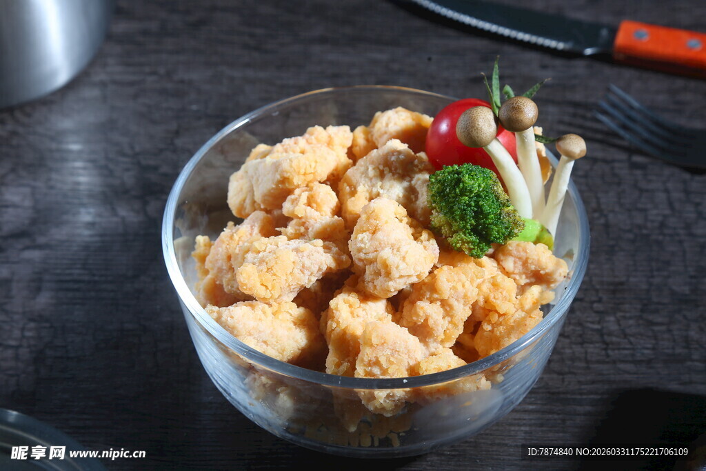 美味酥脆鸡米花盛放碗中