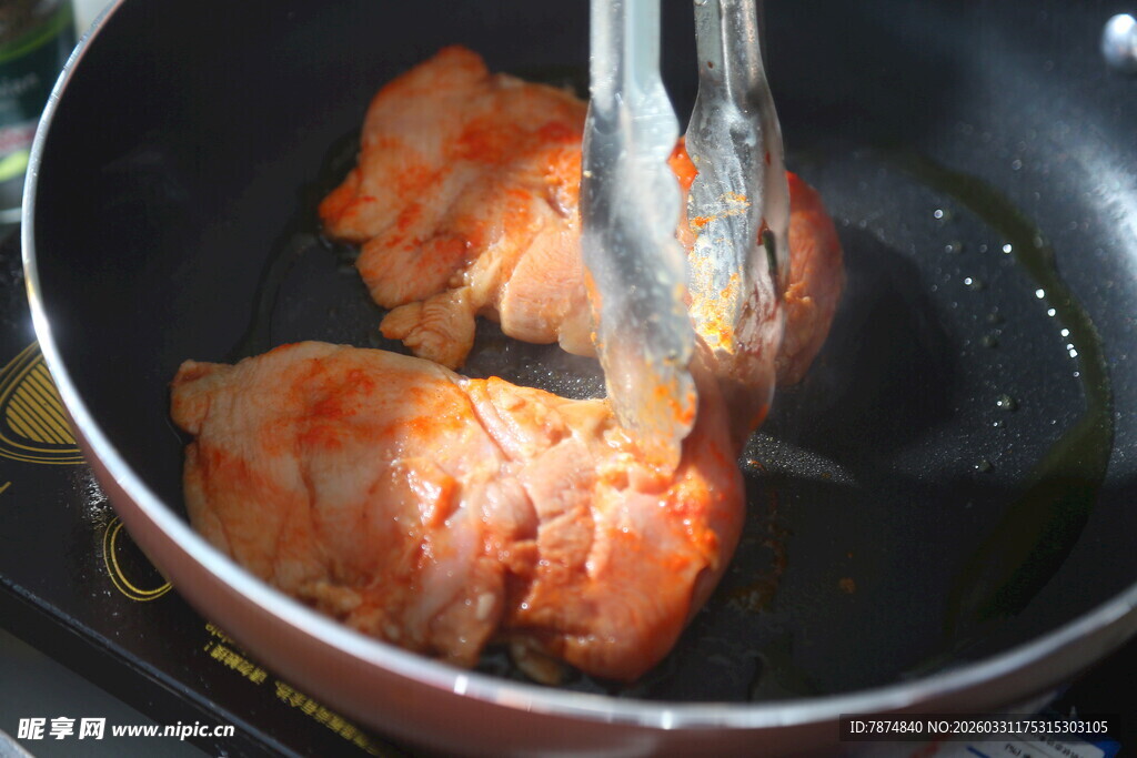 锅中煎制鲜嫩鸡排