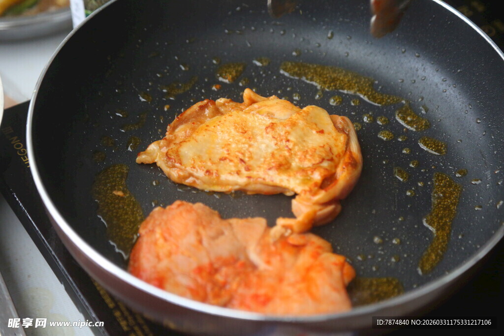 锅中煎制的美味鸡肉