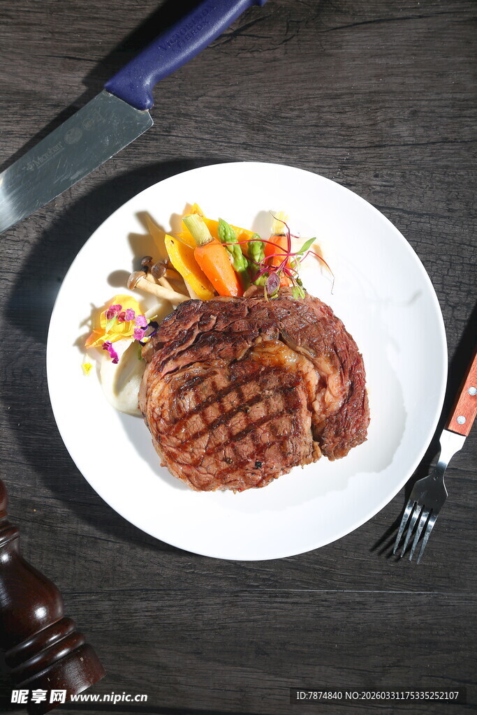 美味牛排配多彩蔬菜
