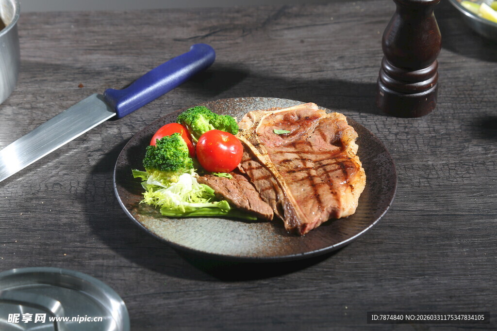 美味牛排搭配新鲜蔬菜