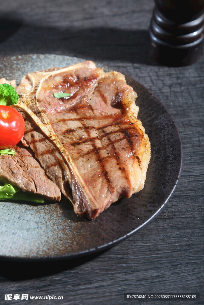 美味煎牛排配新鲜蔬菜