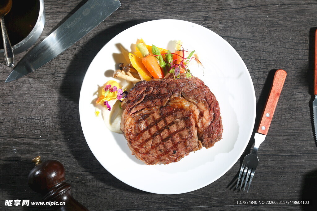美味牛排搭配多彩蔬菜