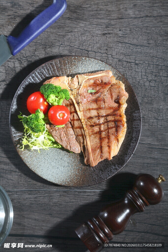 美味牛排配蔬菜摆盘