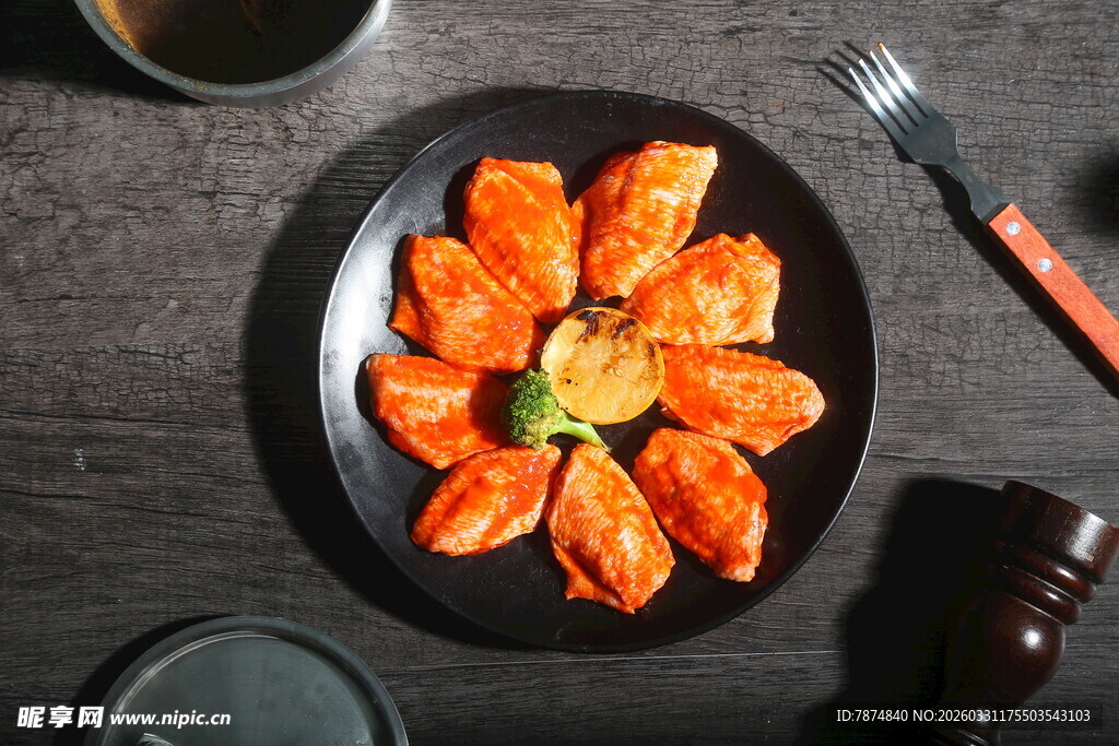 美味摆盘的烤鸡翅