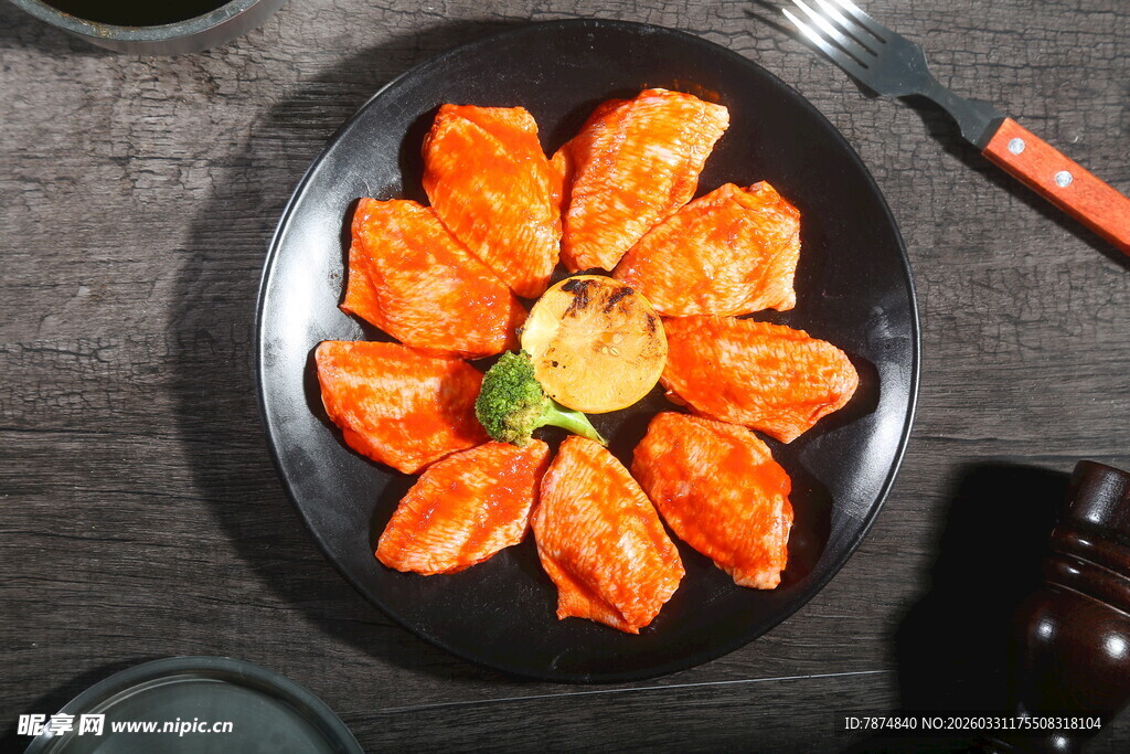 美味烤鸡翅摆盘精致诱人