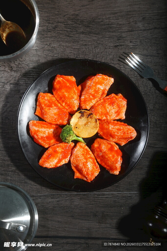 美味摆盘的烤鸡翅