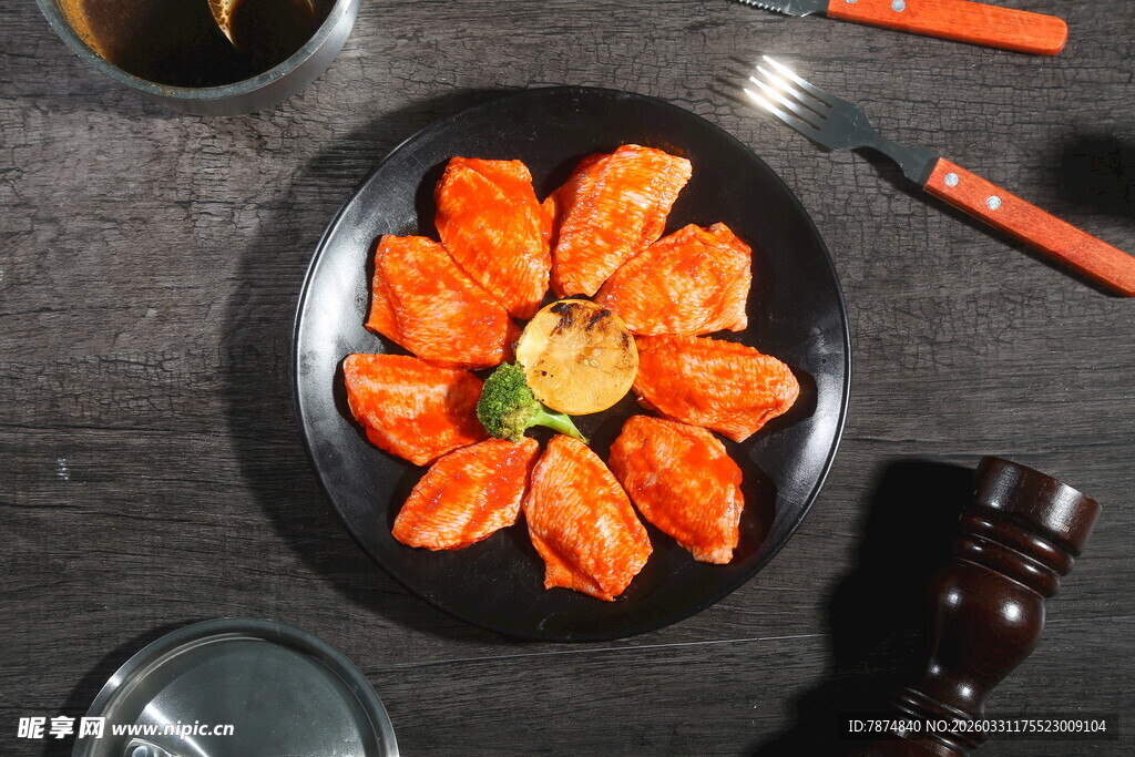 美味摆盘的烤鸡翅