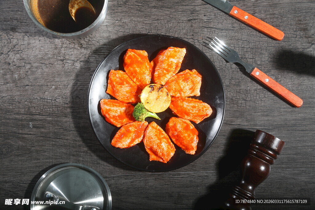 美味烤鸡翅摆盘精致诱人