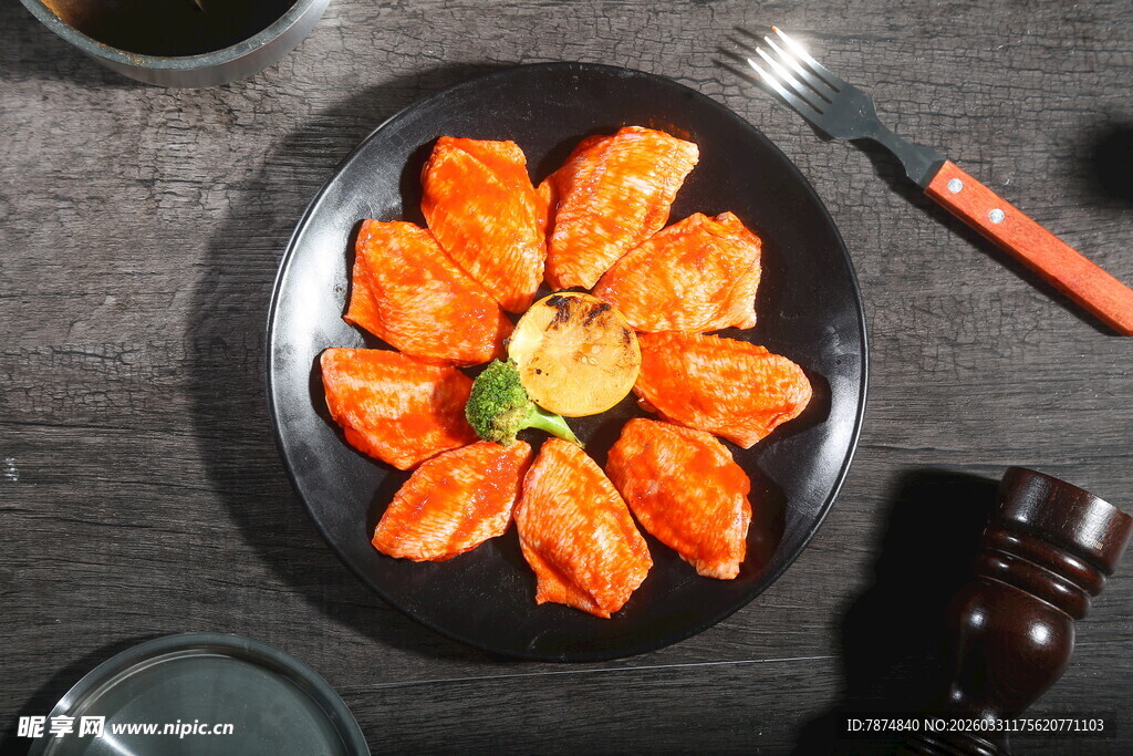 美味摆盘的烤鸡翅