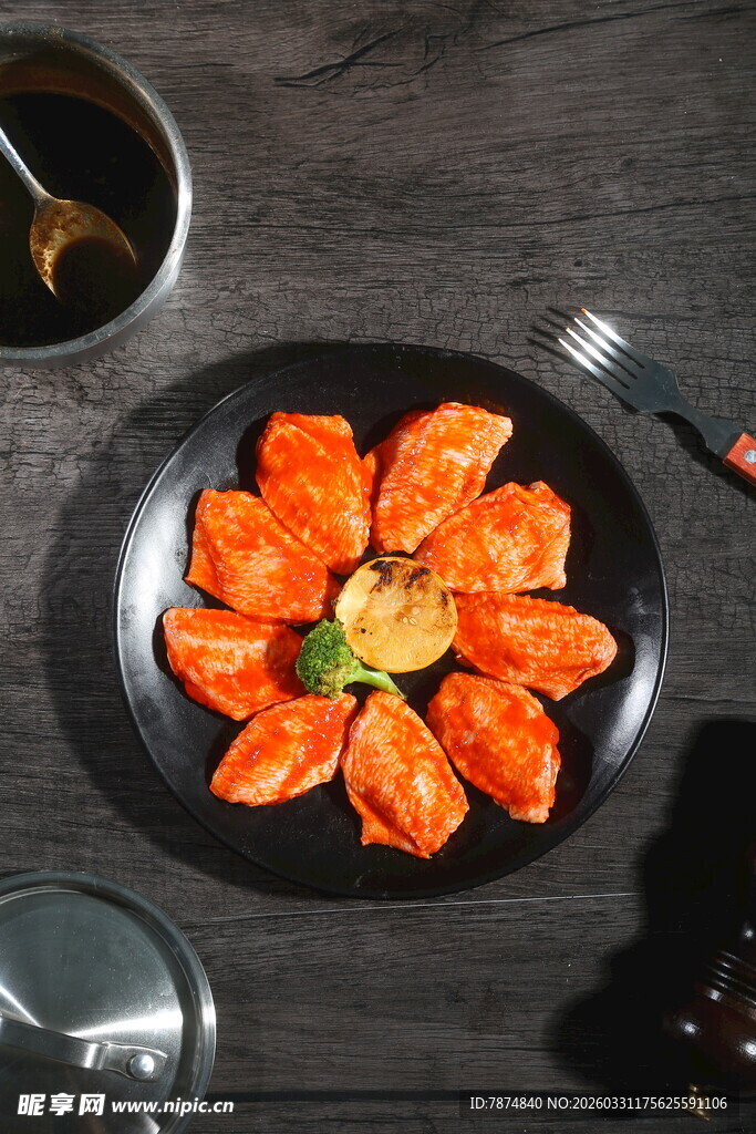 美味摆盘的特色烤鸡翅