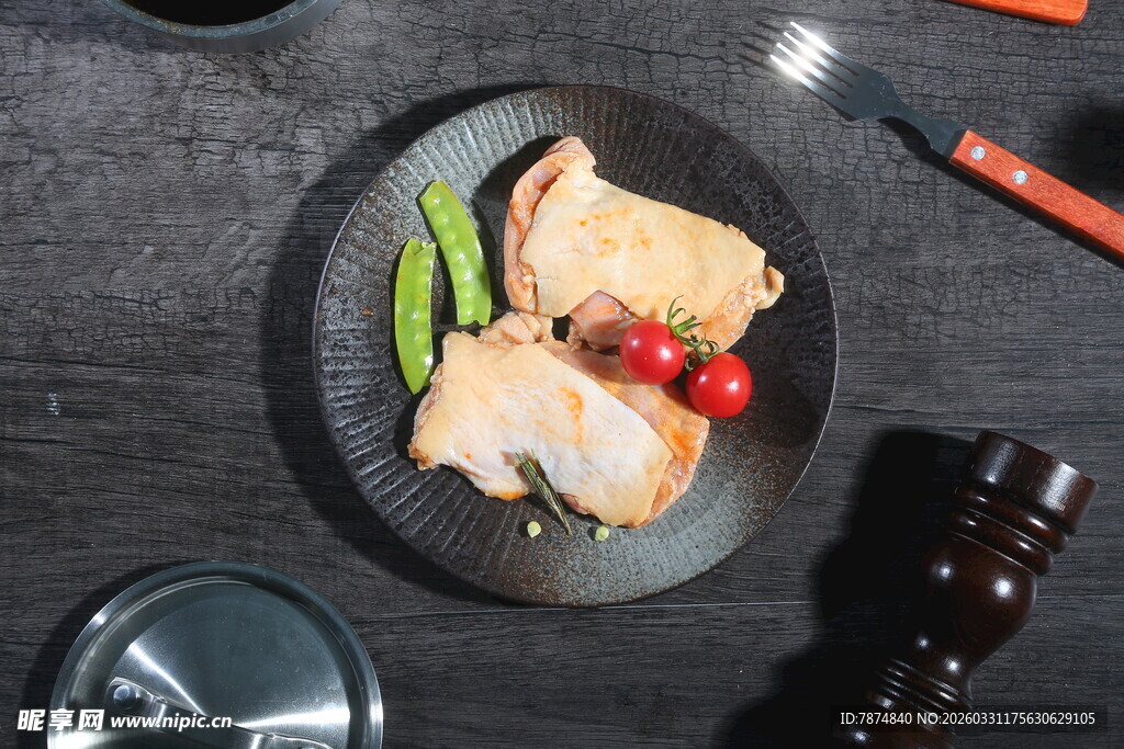 美味煎鸡肉配蔬菜