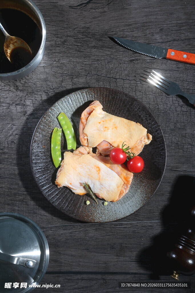 美味煎鸡胸配蔬菜