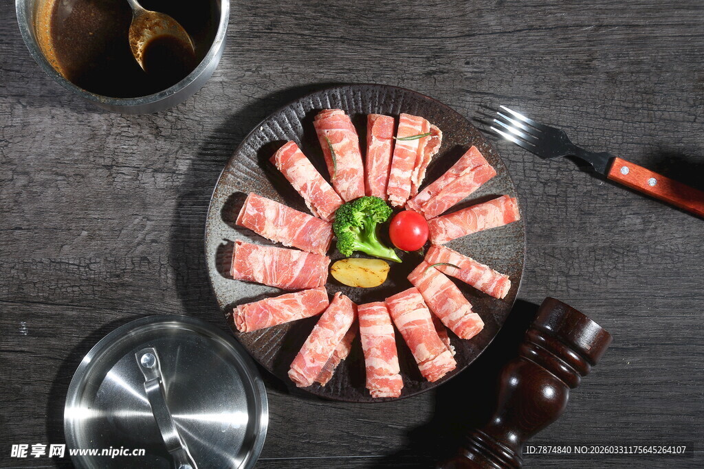 精美摆盘的新鲜牛肉卷