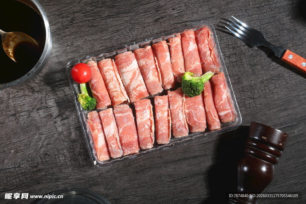 新鲜美味的牛肉卷摆盘