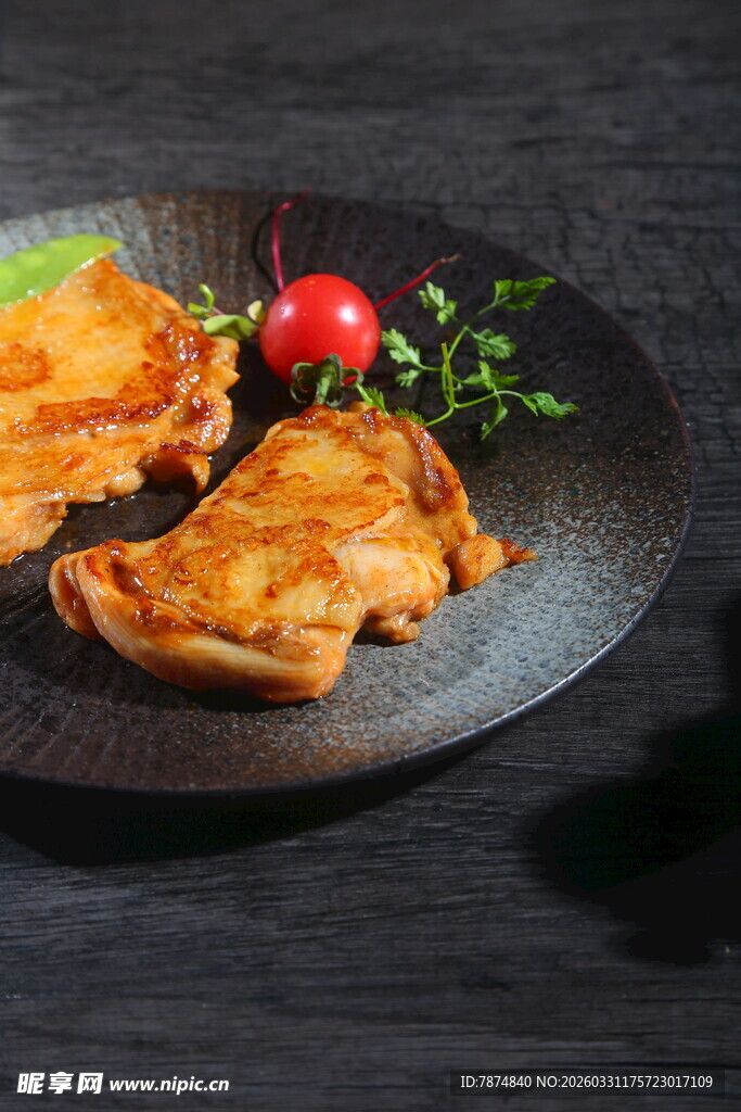 香煎美味鸡胸肉摆盘