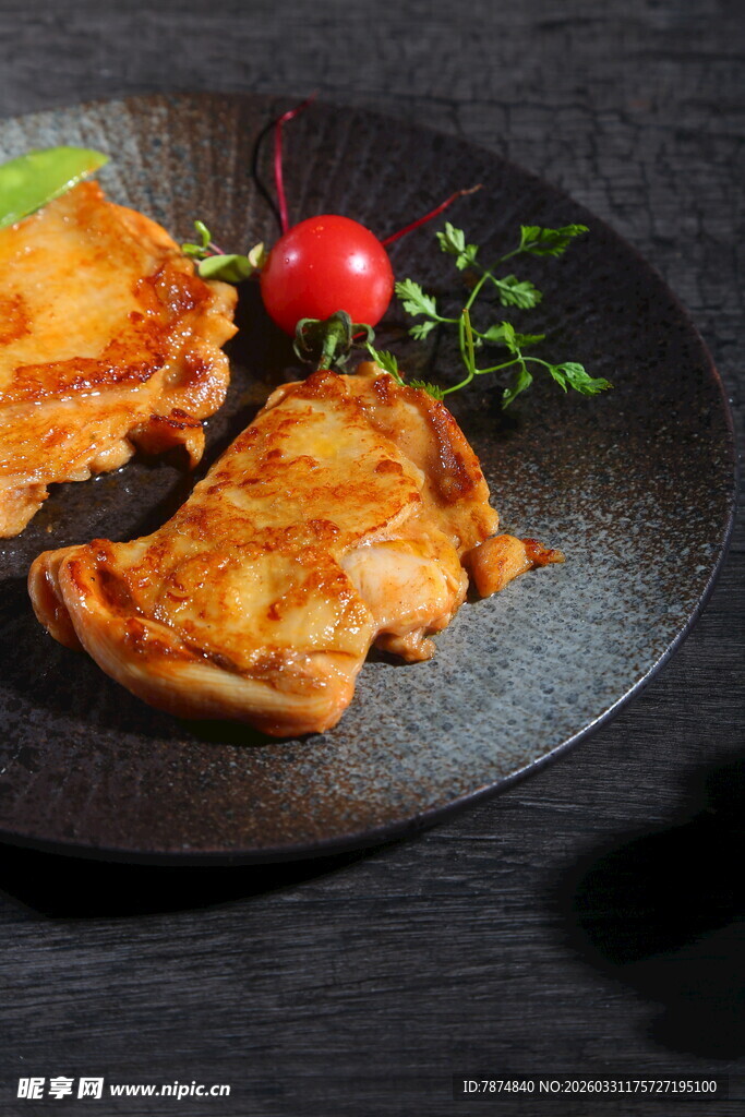 香煎美味鸡排配精致摆盘