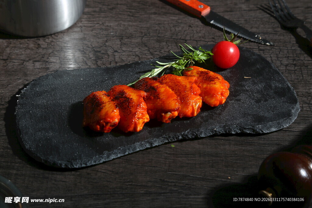 石板上的美味烤鸡翅