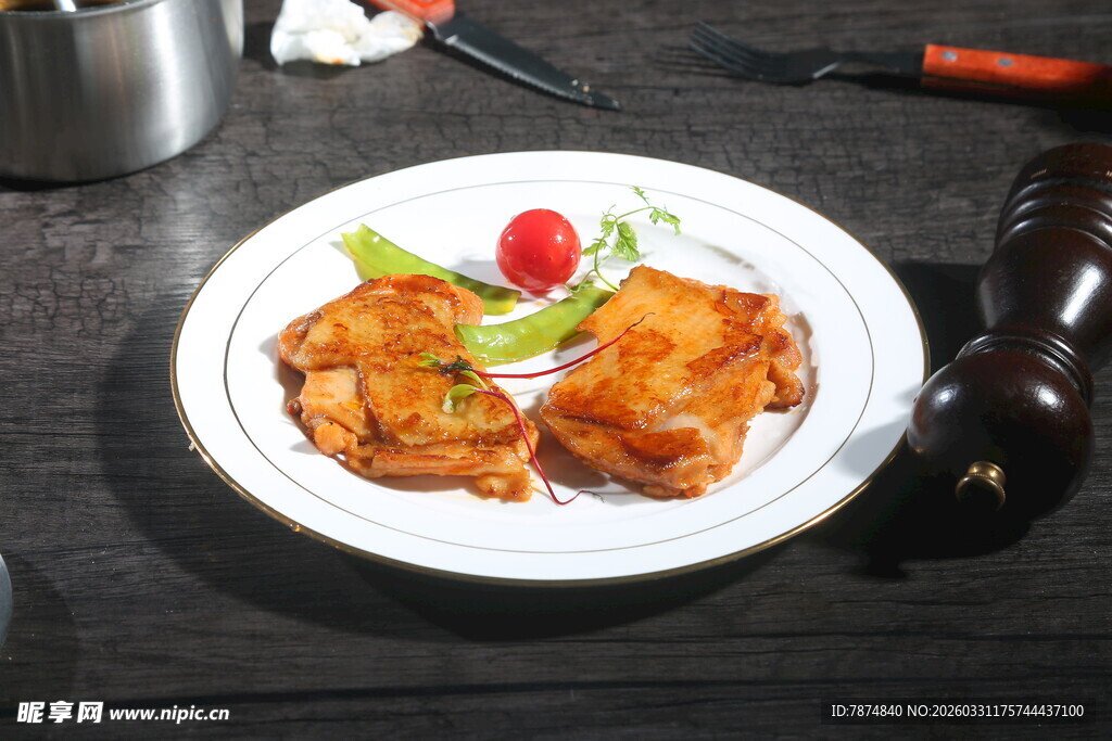 香煎鸡排摆盘精致诱人
